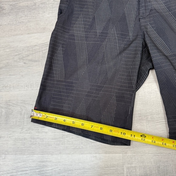 Calvin Klein Geometric Black and Grey Men's Preppy Golf Athletic Shorts Size 32 - Picture 12 of 17